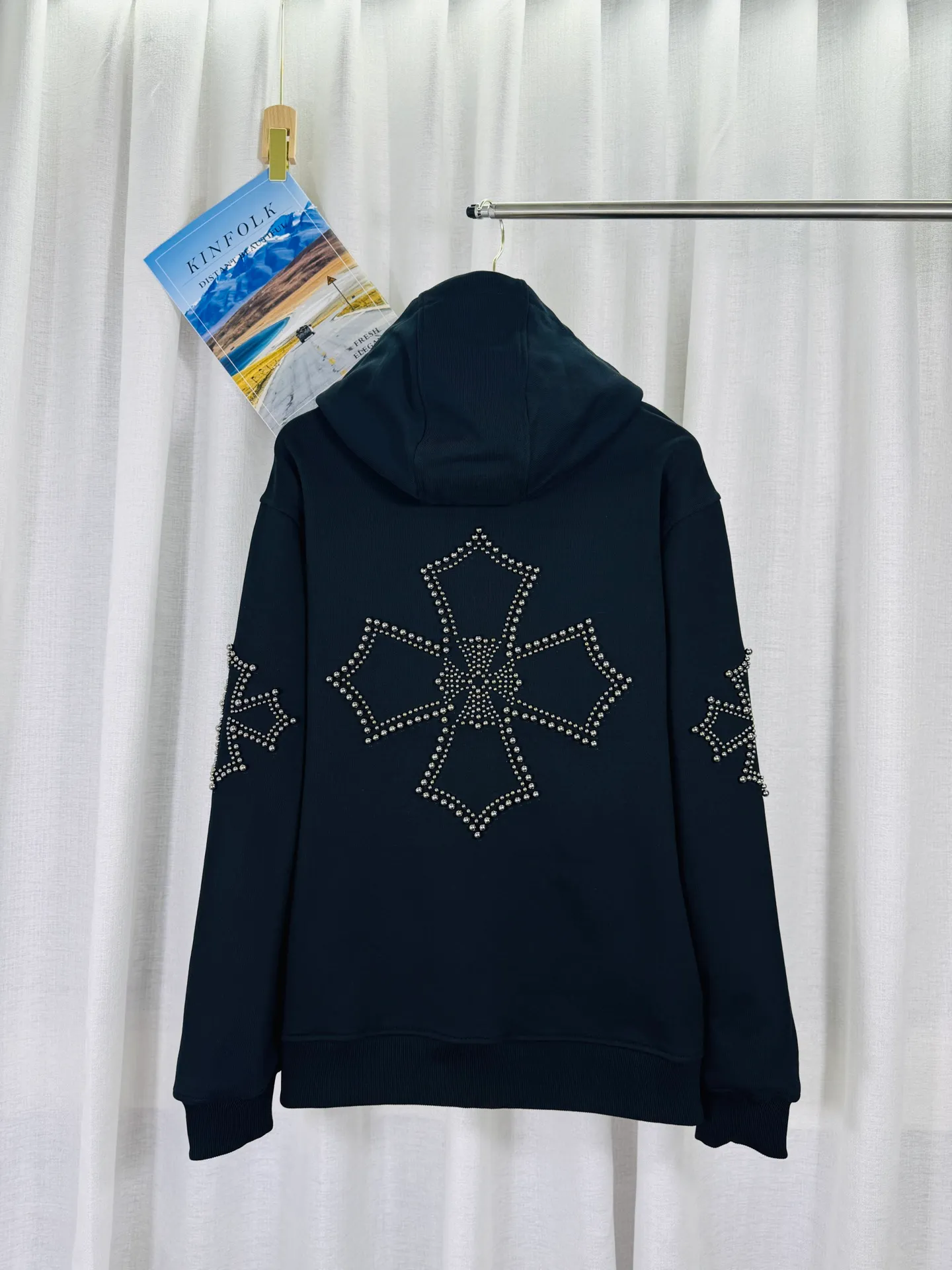 P380 top version, real shot without P, ​​different from market currency) 𝗖𝗵𝗿𝗼𝗺𝗲 𝗛𝗲𝗮𝗿𝘁𝘀/Cro Heart 2025 Rivets Autumn and Winter New Original Single Counter American Rivets 3D Three-dimensional Couple Casual Cardigan Sweatshirt 👑The highest version! Customized fabric 550g tripe terry fabric! American acid-washed and distressed original fabric with laser rivets. Best-selling model at the counter. Very comfortable to wear. Accessories: Original molded and authenticated collar label➕100% silk wash label. Genuine purchase-grade original hangtag➕matching hanging rope➕3D hanging beads➕original packaging bag. Craftsmanship: The original version has consistent wiring! The highest version of the armhole matching technique! Color: Black Size: S M L XL Style No.: 6105